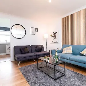https://cozy-3-bedroom-flat-opposite-forest-recreation-ground.hotelsin-nottingham.com